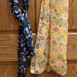 Lightweight lot of 2 scarves